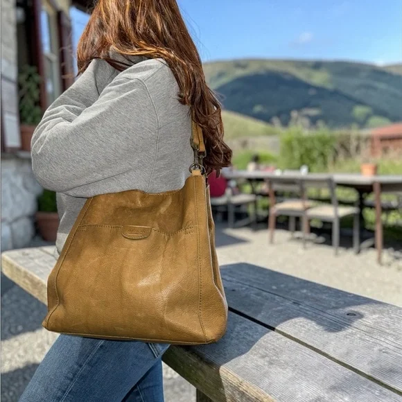 American Leather Co. Austin Triple Entry Bucket Shoulder Bag Women’s - Picture 8 of 8